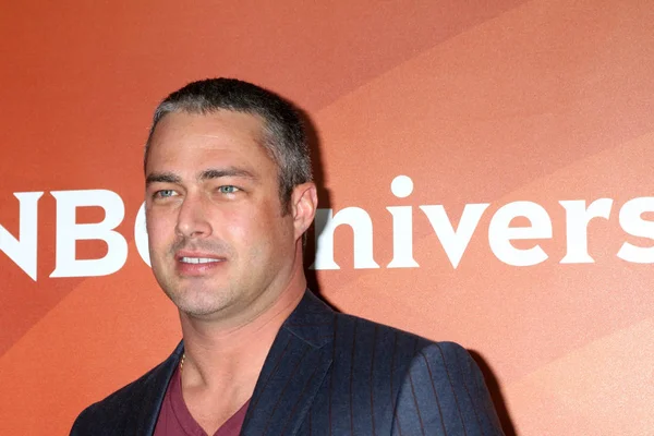 Taylor Kinney uczęszcza dzień prasy lato Nbcuniversal 2017 — Zdjęcie stockowe