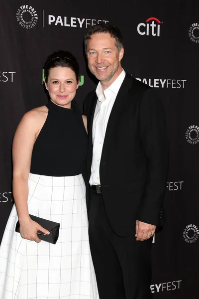 Katie Lowes och George Newber — Stockfoto