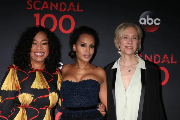 Shonda Rhimes, Kerry Washington, Betsy Beers — Stockfoto