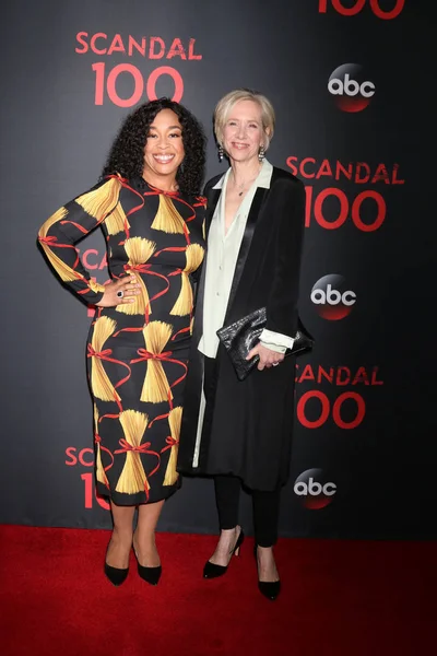 Shonda Rhimes, Betsy Beers — Stock Photo, Image