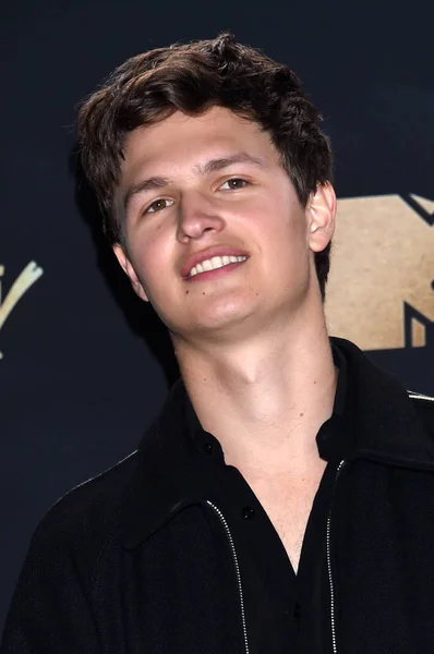 Schauspieler ansel elgort — Stockfoto