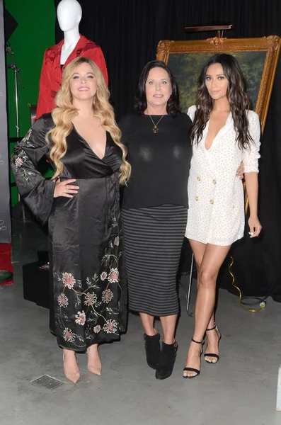 Sasha Pieterse, I. Marlene King, Shay Mitchell — Stok Foto