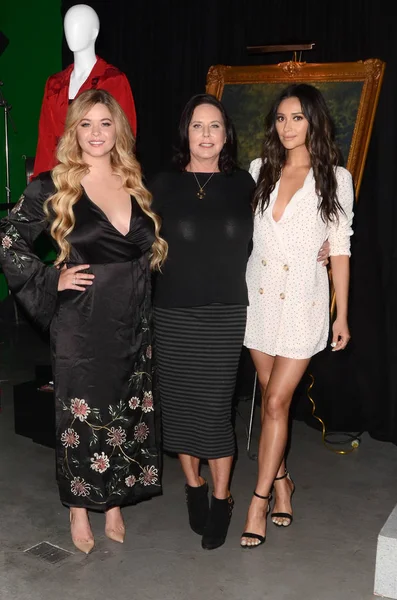 Sasha Pieterse, I. Marlene King, Shay Mitchell — Stok Foto