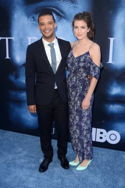 aktörler Jacob Anderson ve Aisling Loftus
