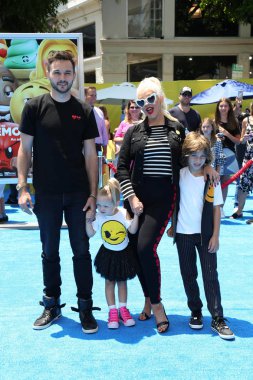 pop şarkıcısı Christina Aguilera, gitarist Matthew Rutler çocuklarla 