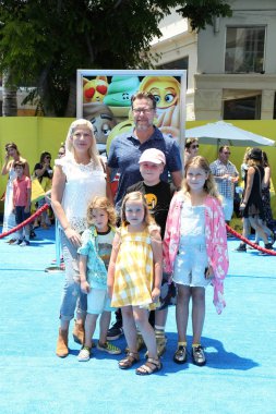 aktörle Dean Mcdermott, oyuncu Tori Spelling ve çocuklar 