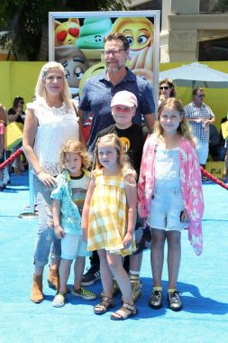 aktörle Dean Mcdermott, oyuncu Tori Spelling ve çocuklar 