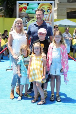 aktörle Dean Mcdermott, oyuncu Tori Spelling ve çocuklar 