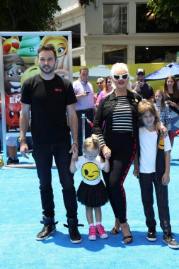 pop şarkıcısı Christina Aguilera, gitarist Matthew Rutler çocuklarla  