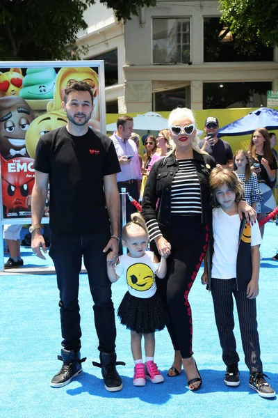 Cantora pop Christina Aguilera, guitarrista Matthew Rutler com crianças — Fotografia de Stock