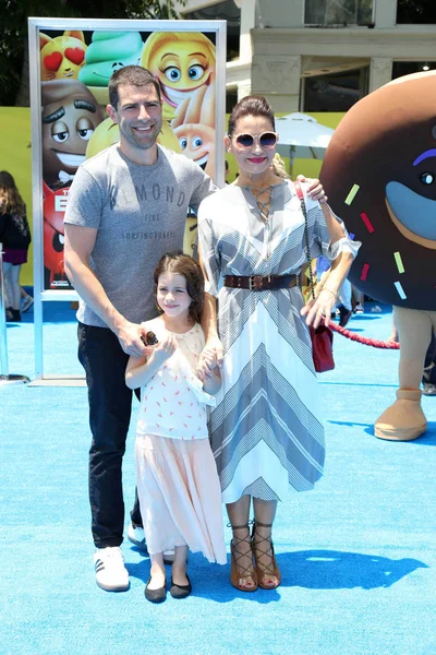 Actor Max Greenfield con esposa casting director Tess Sánchez y hija —  Fotos de Stock
