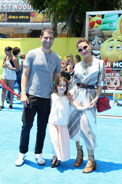 Aktör Max Greenfield karısı yönetmeni Tess Sanchez ve kızı ile — Stok fotoğraf
