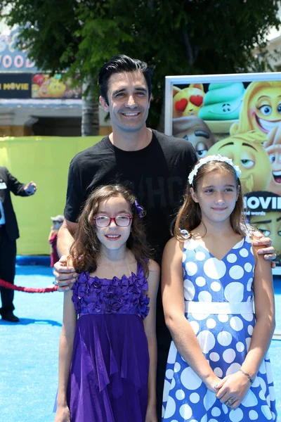 Actor Gilles Marini with kids — Stock Photo, Image