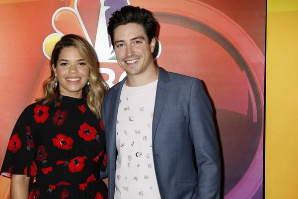 America Ferrera, Ben Feldman — Foto de Stock