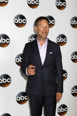 aktör George Newbern