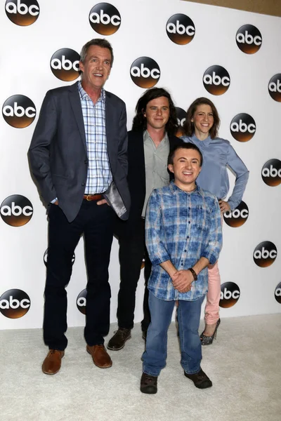 Neil Flynn, Charlie Mcdermott, Atticus Shaffer, Eden Sher — Stockfoto