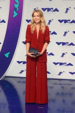 televizyon sunucusu Poppy Jamie