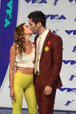 Laura Scvhulman, Nev Schulman