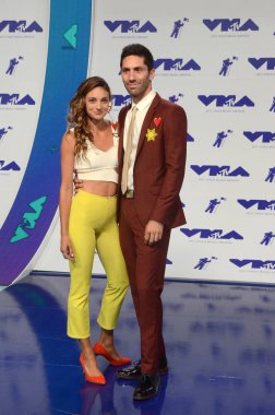 Laura Scvhulman, Nev Schulman