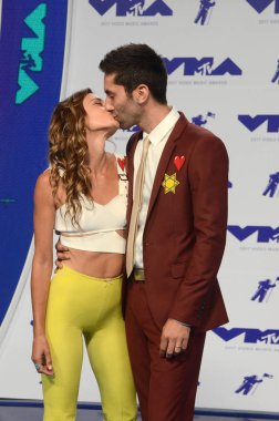Laura Scvhulman, Nev Schulman