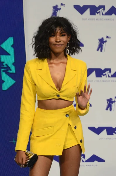 şarkıcı elmas beyaz