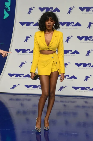 şarkıcı elmas beyaz