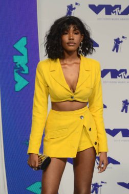 şarkıcı elmas beyaz