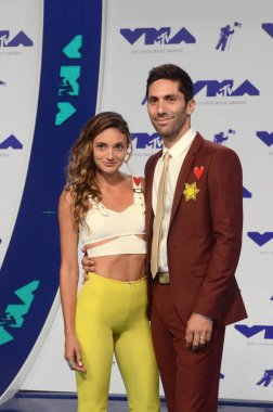 Laura Scvhulman, Nev Schulman
