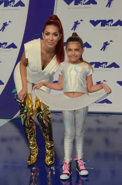 Farrah İbrahim, Sophia Abraham