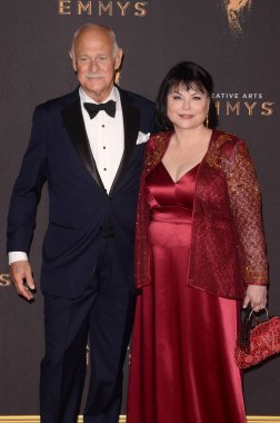 Aktörler Gerald Mcraney ve Delta Burk