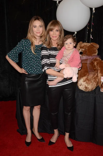 Spencer Margaret Richmond kız Bea ve anne Jaclyn Smith ile