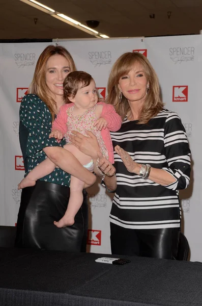 Spencer Margaret Richmond con su hija Bea y su madre Jaclyn Smith — Foto de Stock