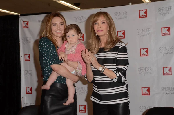 Spencer Margaret Richmond kız Bea ve anne Jaclyn Smith ile