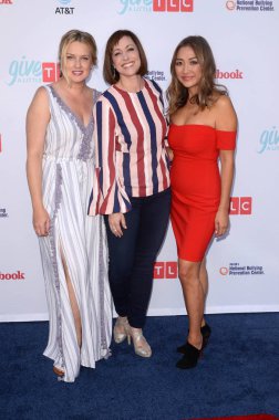 Joanie Dodds, aktris Paige Davis model ve Kahi Lee ev sahibi