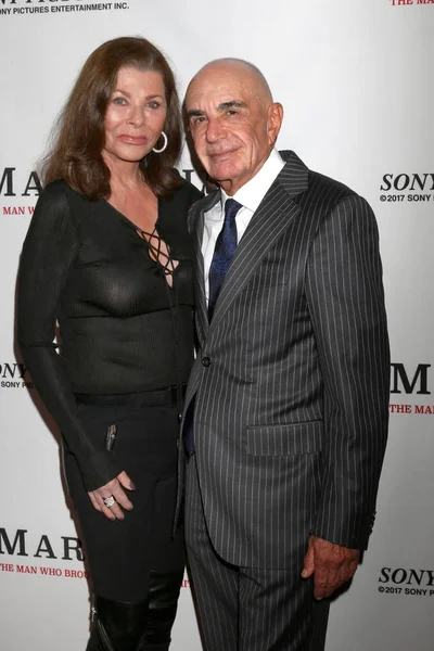 Адвокат Роберт Шапиро с женой Линелл Шапиро — стоковое фото