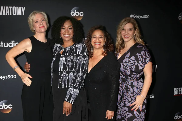 Betsy Beers, Shonda Rhimes, Debbie Allen, Krista Vernoff — Zdjęcie stockowe