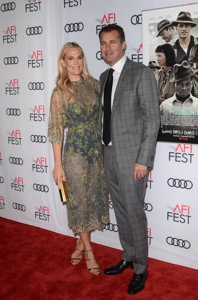 Model Molly Sims with producer Scott Stuber — Stock Photo, Image