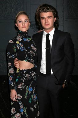 Aktris Maika Monroe ve aktör Joe Keery