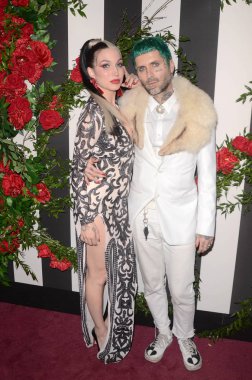 Mynxi Mhitei, Sebastian White