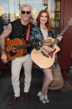 Fernando Carrillo, Serena Laurel