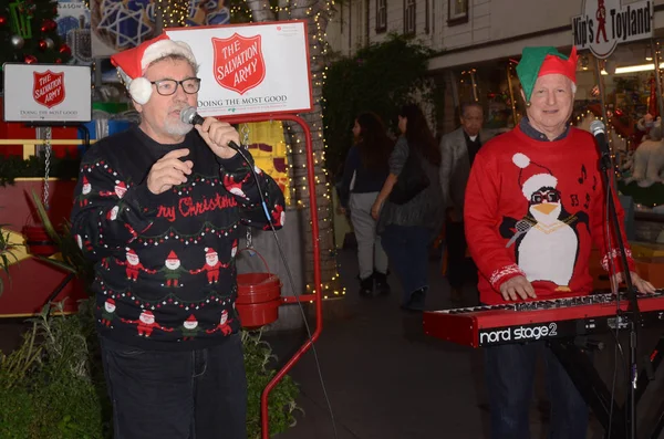 Sha-Na-Na Kick-Off Salvation Army kırmızı çaydanlık ünlü olay — Stok fotoğraf