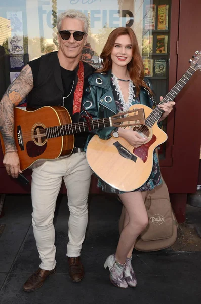 Fernando Carrillo, Serena Laurel