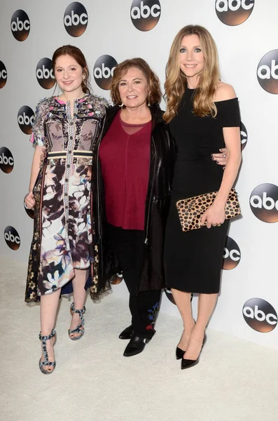 Emma Kenney, Roseanne Barr, Sarah Chalke — Foto de Stock