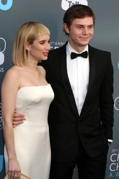 Emma Roberts, Evan Peters — Stock Photo, Image