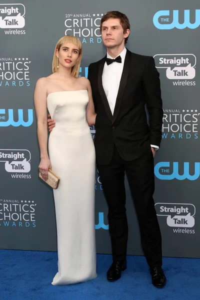 Emma Roberts, Evan Peters — Stock Photo, Image