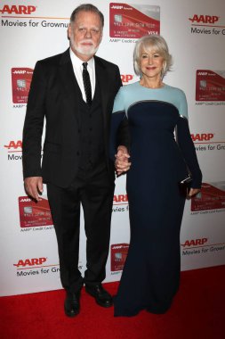 erkek ve kadın ofiste tokalaşırken