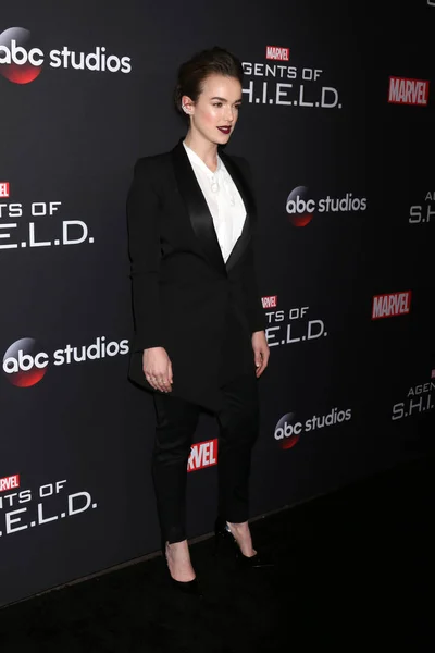 Schauspielerin elizabeth henstridge — Stockfoto