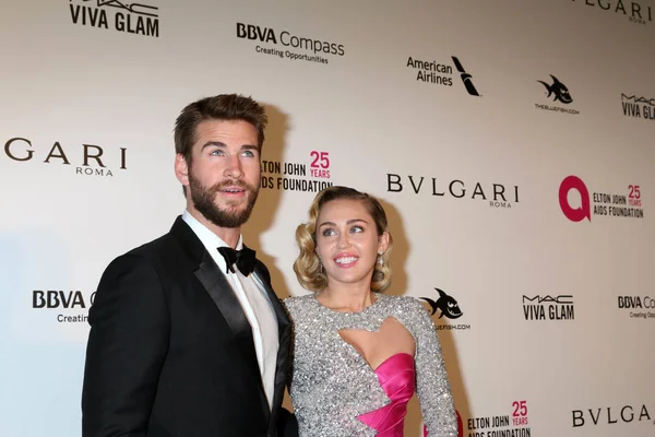 Liam Hemsworth, Miley Cyrus — Stock Photo, Image