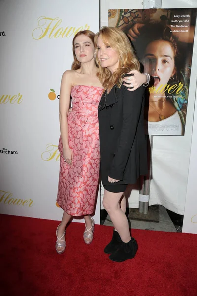 Zoey Deutch, Lea Thompson — Stockfoto