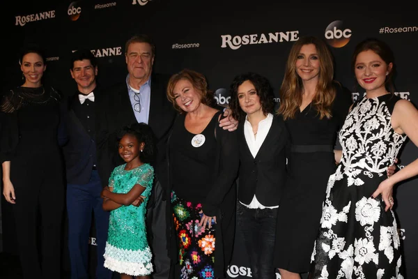 Whitney Cummings, Michael Fishman, John Goodman, Jayden Rey, Roseanne Barr, Sara Gilbert, Sarah Chalke, Emma Kenney — Zdjęcie stockowe